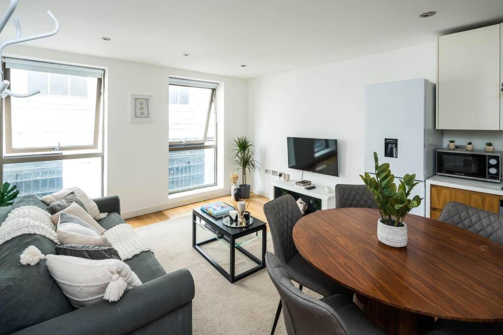 Renovated 2br, 2ba Near Hyde Park 1 Min From Tube * London